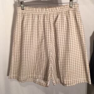 White tan herringbone pullon style knit short EUC